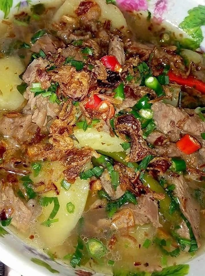 Seperiuk sup daging yang sedap dimasak dengan kuah yang pekat dan herba.