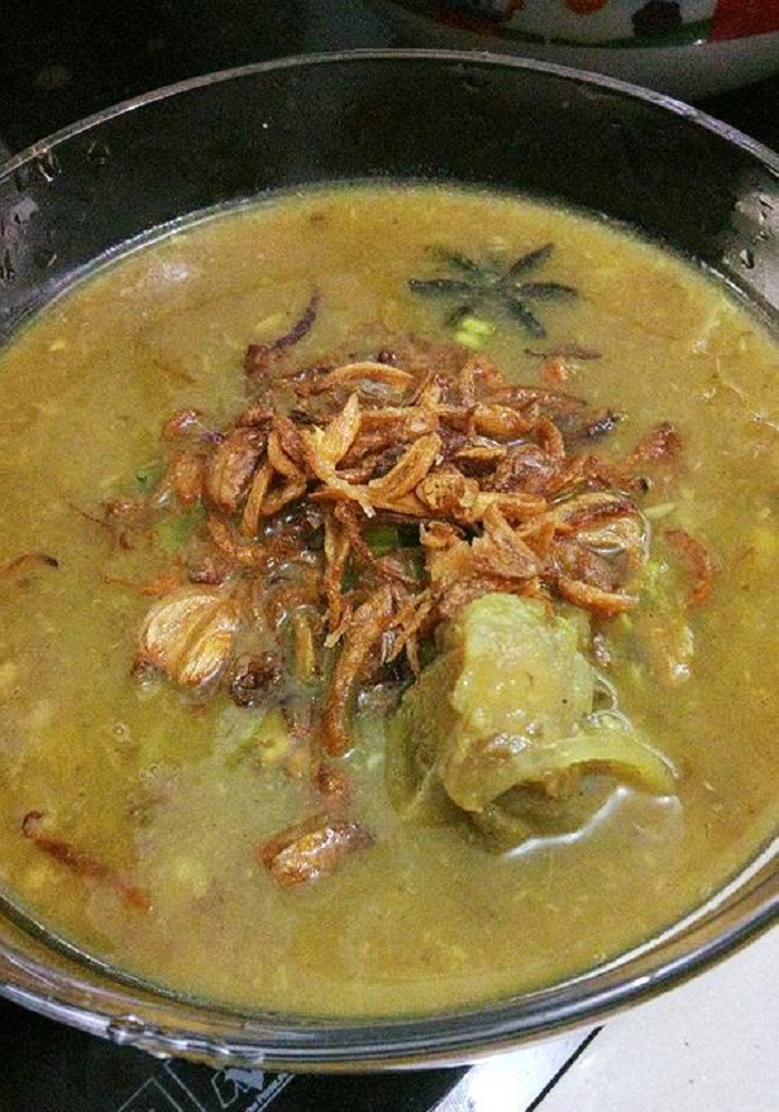 Sebuah mangkuk berisi sup kambing ala mamak yang sedap dengan kuah pekat dan potongan daging.