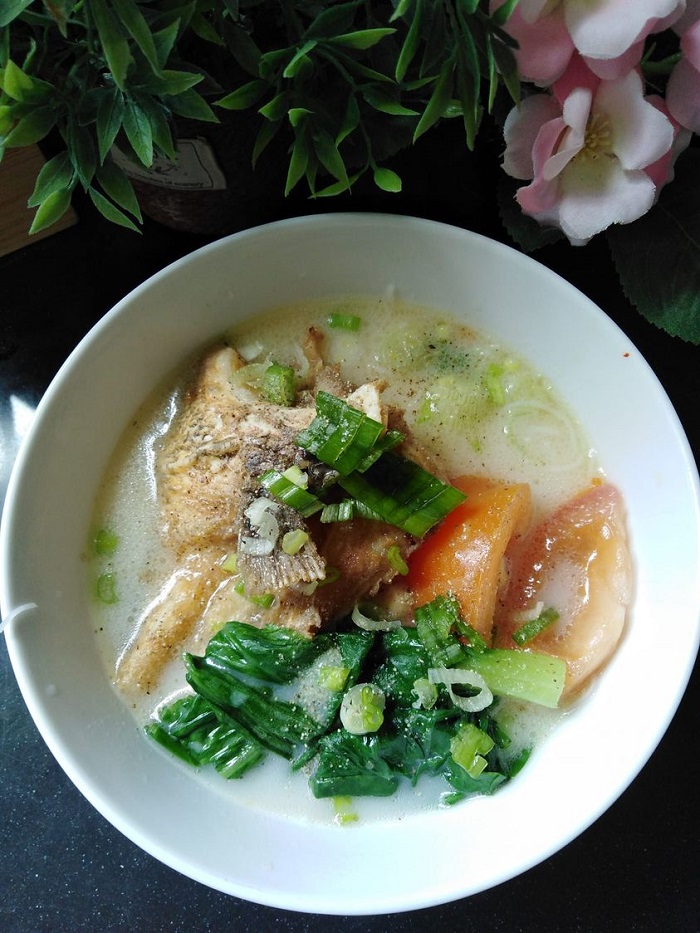 Sup mi susu dengan kepingan kepala ikan
