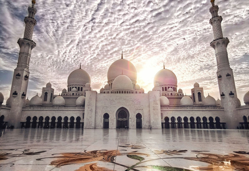 Ilustrasi ayat al-Quran dan latar belakang hijau yang menampilkan kelebihan surah Asy-Syu'ara.