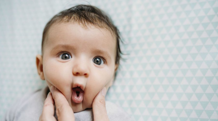 Ibu sedang menyusu bayi secara langsung dengan penuh kasih sayang