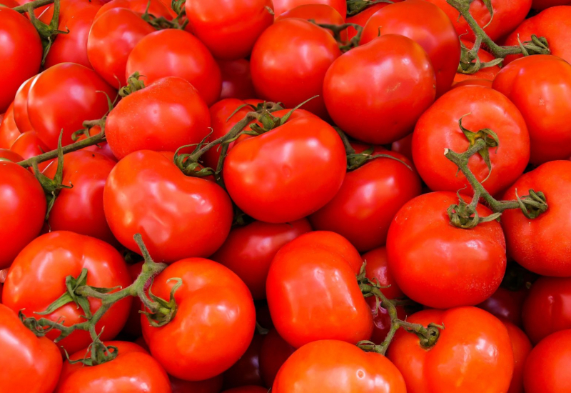 Tiga biji tomato merah segar sebagai sneak sihat