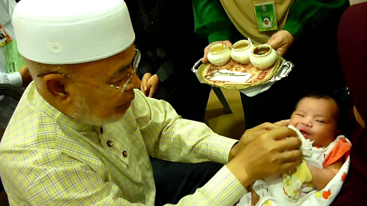 Gambar bayi baru lahir sedang ditidurkan dengan selimut lembut.