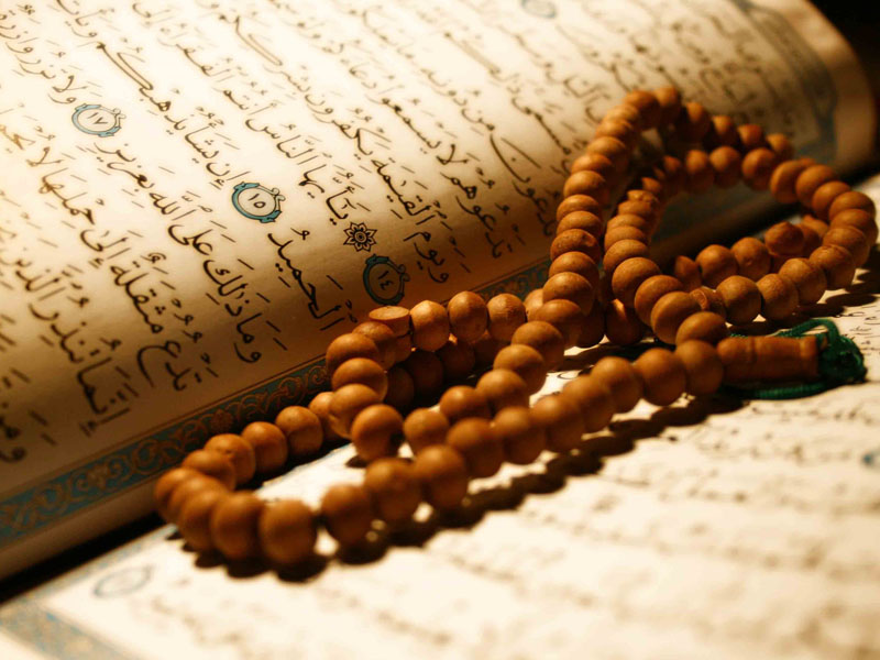 Seorang lelaki memegang biji tasbih sambil berzikir, melambangkan amalan zikir harian mengikut sunnah.
