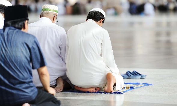 Ilustrasi amalan sunnah Rasulullah SAW seperti membaca al-Quran dan beribadah.
