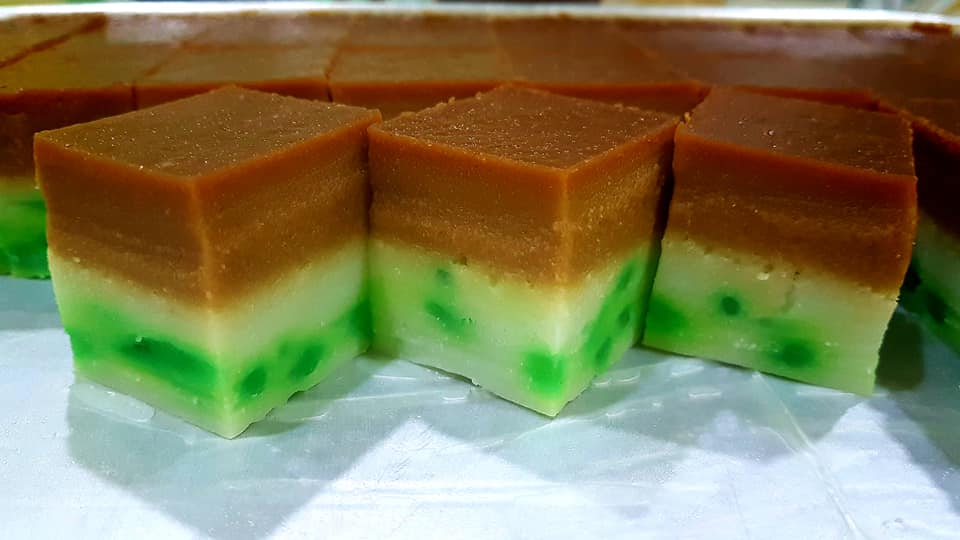 Pelbagai jenis kuih talam yang berwarna-warni dan sedap untuk minum petang.