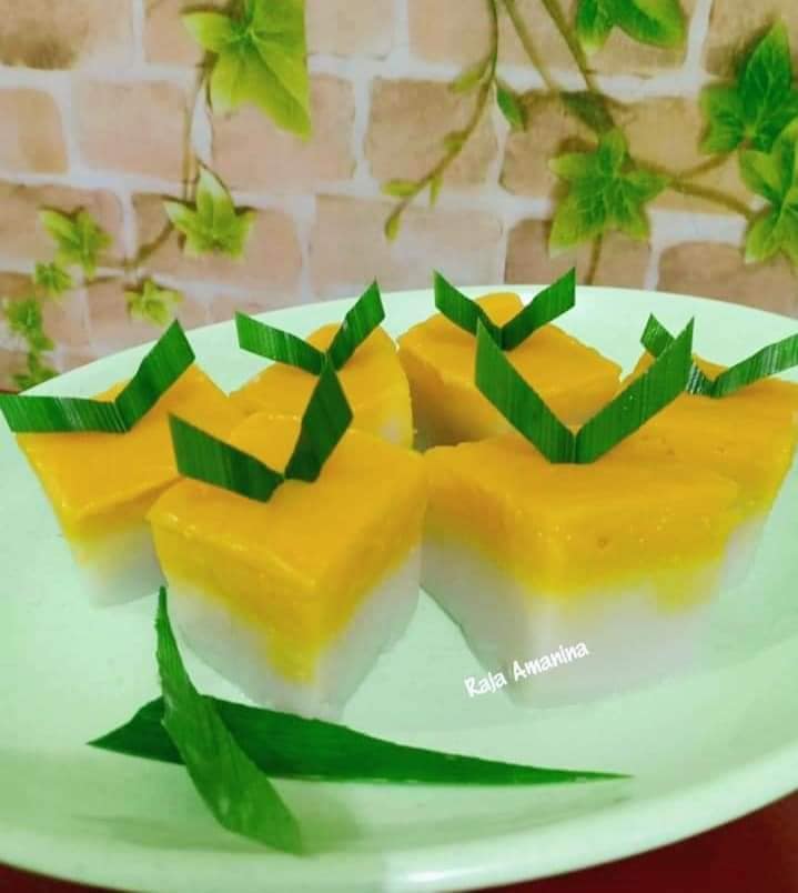 Kuih talam labu berlapis dengan warna kuning dan hijau