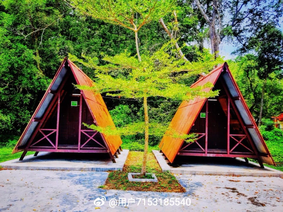 Pemandangan pantai Sky Mirror di Kuala Selangor yang menampakkan bayangan langit seperti cermin.