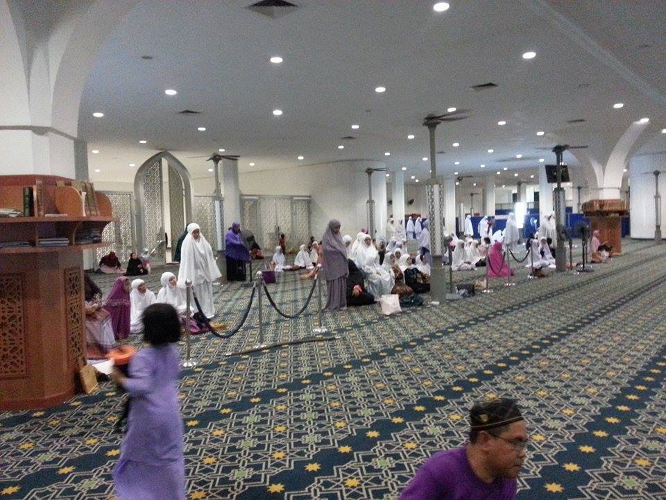 Keluarga menunaikan solat tarawih di Masjid Sultan Abdul Aziz