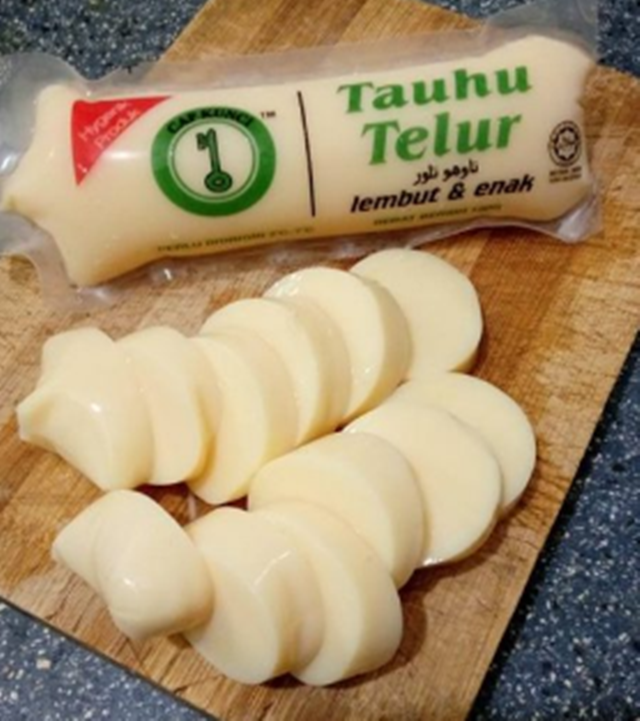 Gambar tauhu telur buatan sendiri yang telah siap dikukus dan dikeluarkan dari acuan.