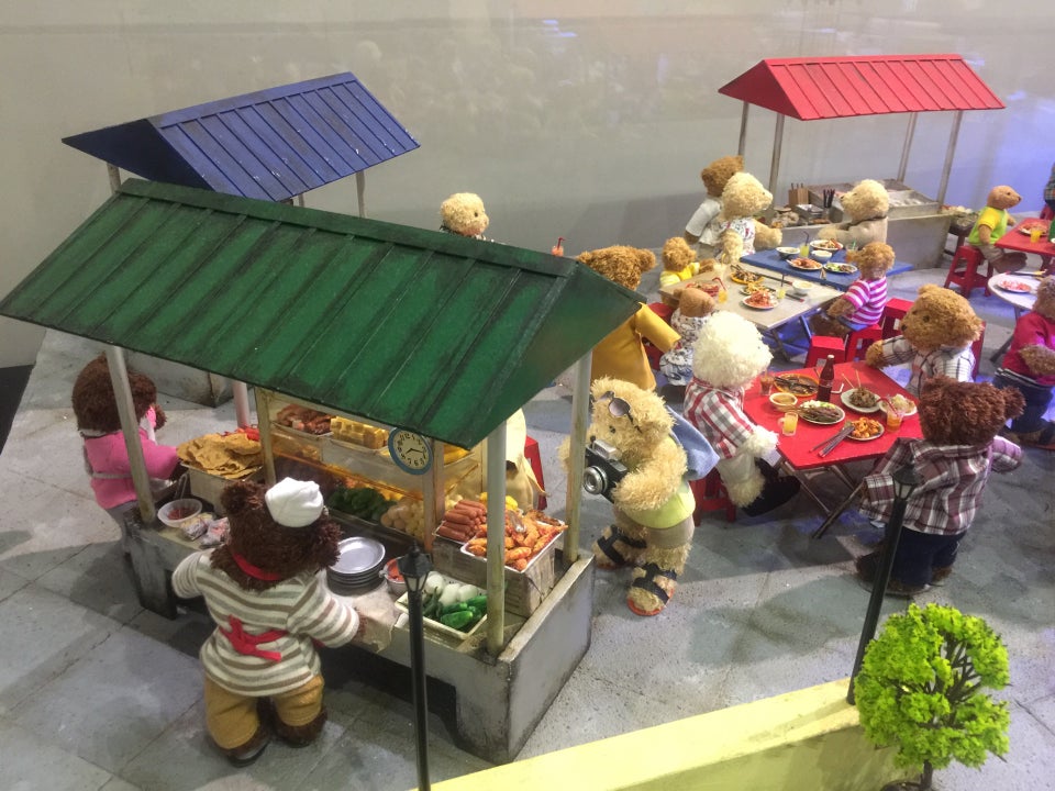 Paparan arca beruang teddy di TeddyVille Museum