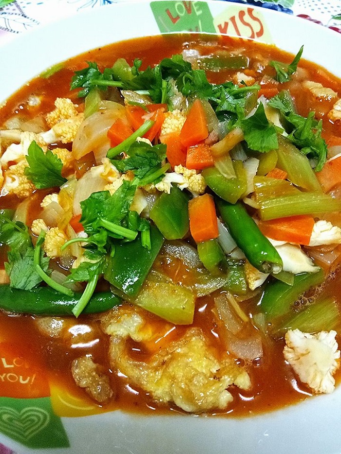 Gambar hidangan telur bistik berkuah dengan telur dadar, daging, ayam dan sayur-sayur.