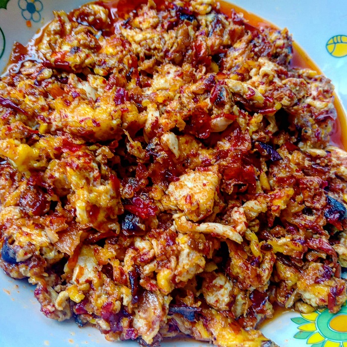 Gambar hidangan sambal tumis telur hancur berwarna merah