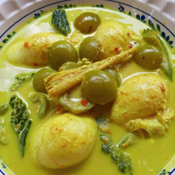 Telur itik masak lemak cili api pedas