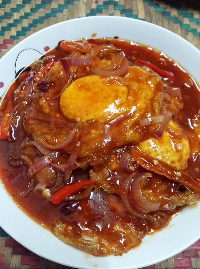 Telur masak sos dengan bahan rempah dan sayur