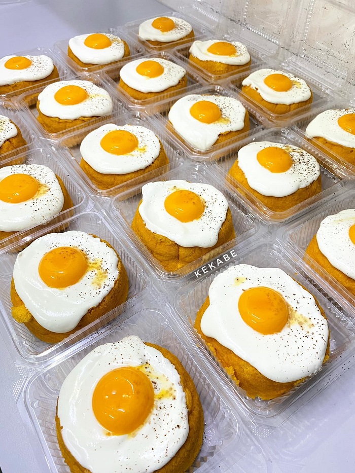Kek Telur Mata dengan topping mango keju