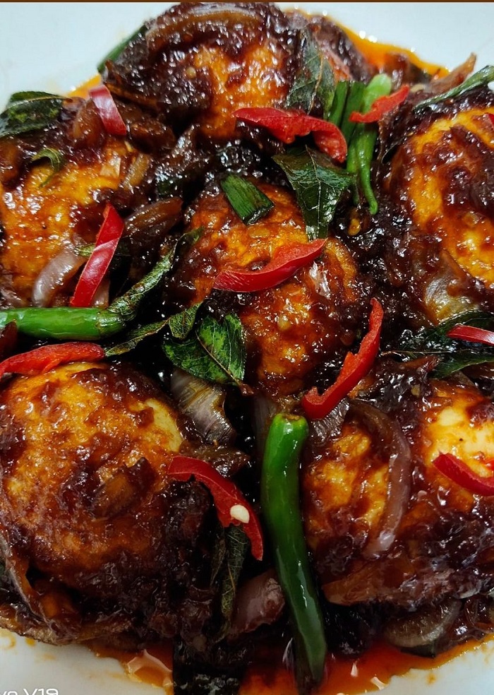 Sambal telur rebus yang digoreng bersama rempah