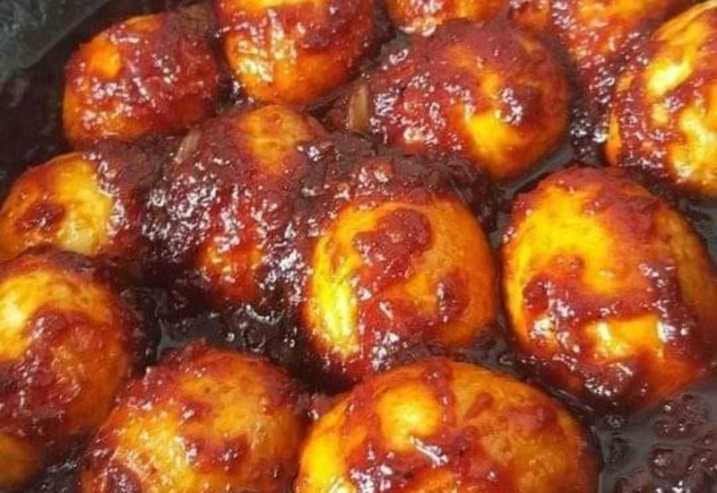 Sambal telur yang pedas bersama nasi