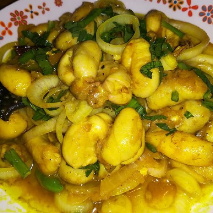 Sotong goreng kunyit bersama hirisan telur