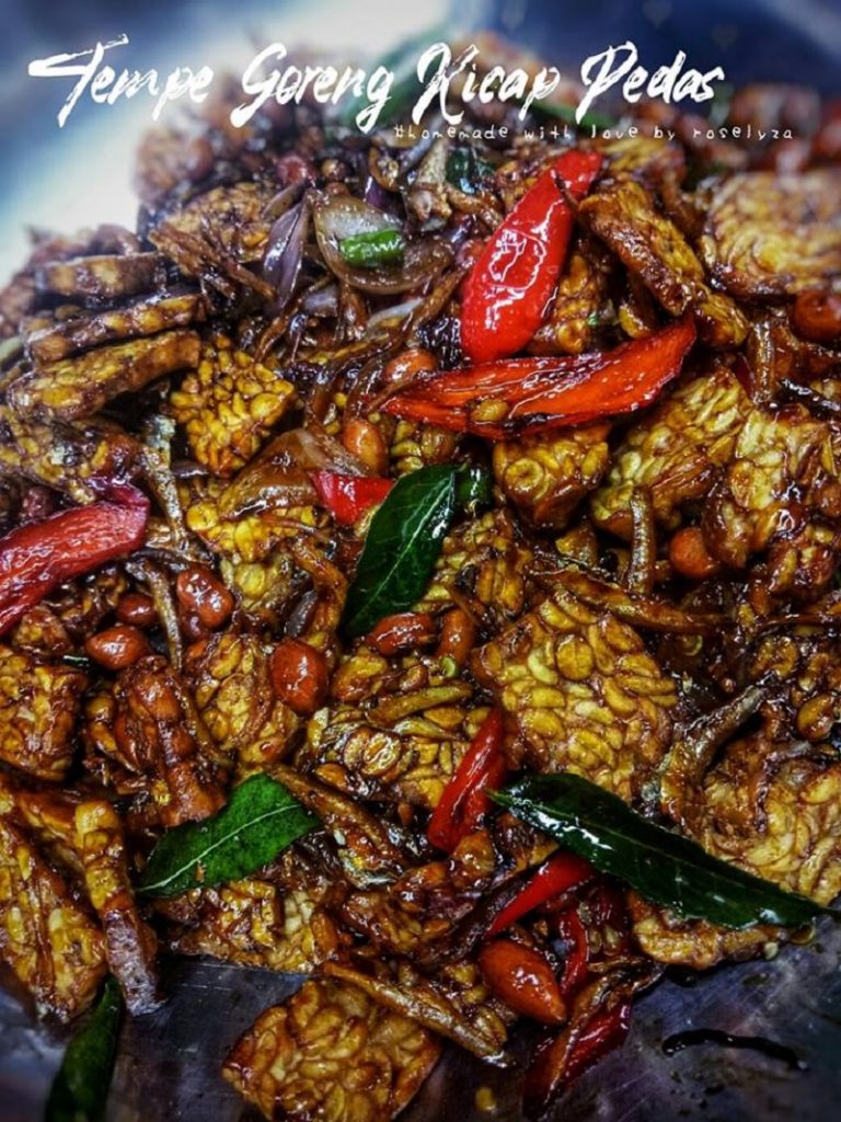 Tempe goreng kicap pedas berwarna gelap dan kelihatan rangup