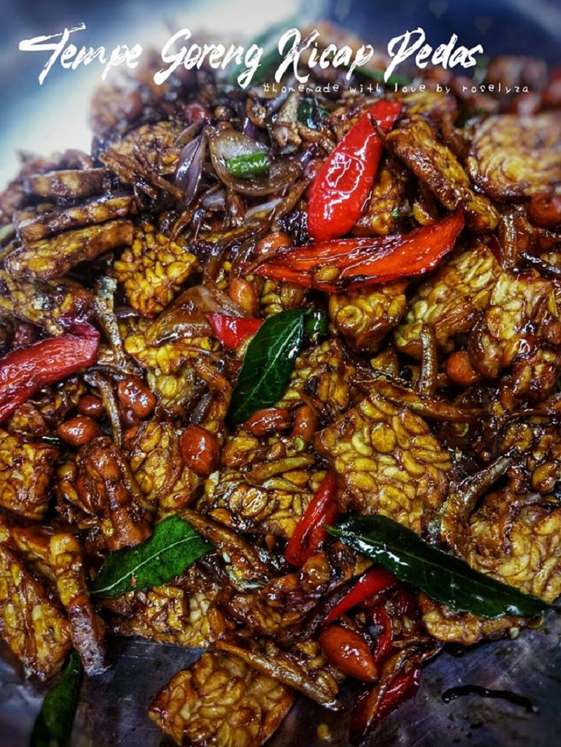 Sepinggan tempe goreng kicap pedas dengan kacang tanah dan ikan bilis yang kelihatan rangup dan sedap.