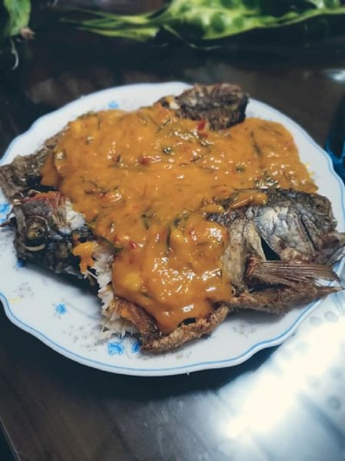 Ikan talapia disiram dengan kuah tempoyak berlada