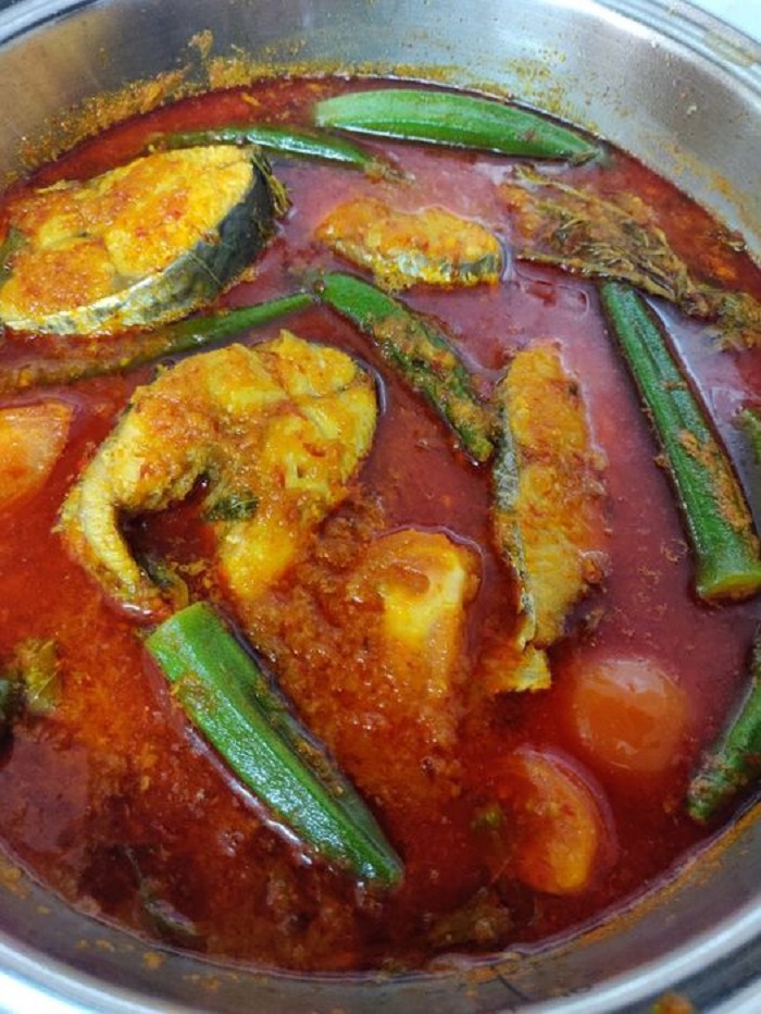 Asam pedas tenggiri dengan kuah merah pedas
