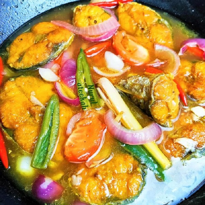 Ikan tenggiri masak asam Jawa dengan kuah pedas masam
