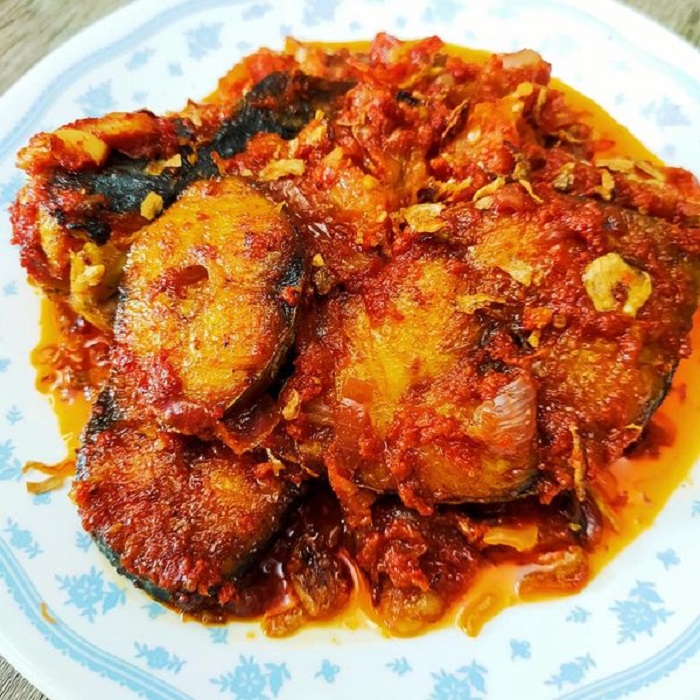 Ikan tenggiri masak merah dengan sos pedas berwarna merah