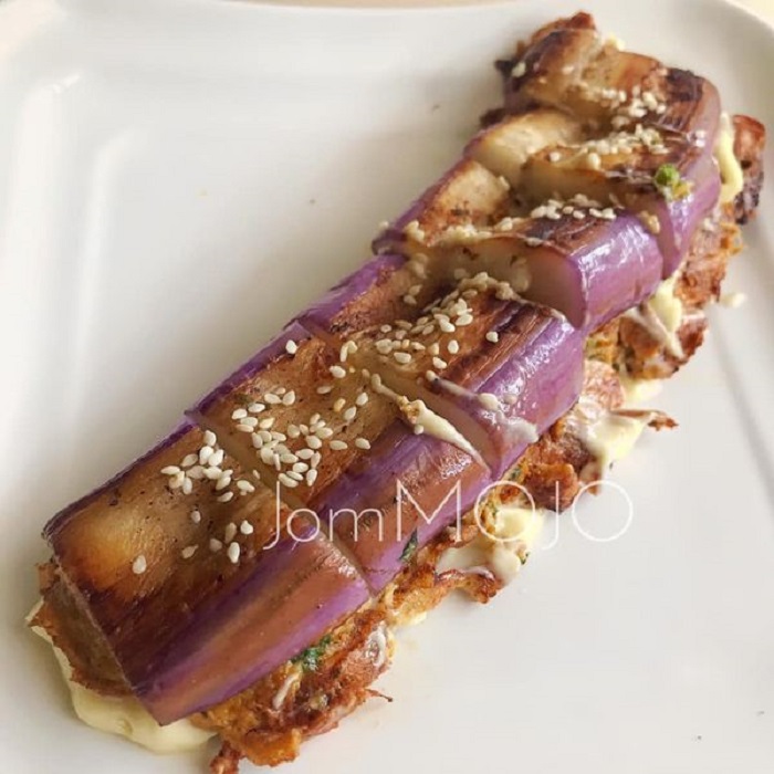 Roti John berisi terung sebagai inti utama