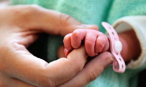 Imej bayi tabung uji merepresentasikan proses persenyawaan luar badan dalam makmal.