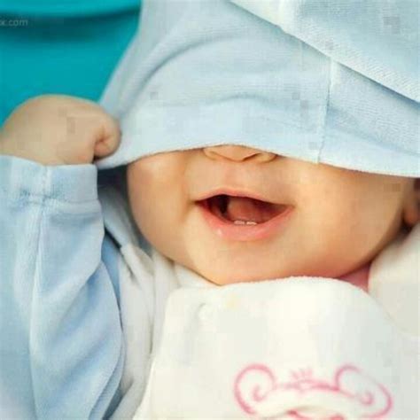 Ibu bermain peekaboo menutup muka dengan tangan