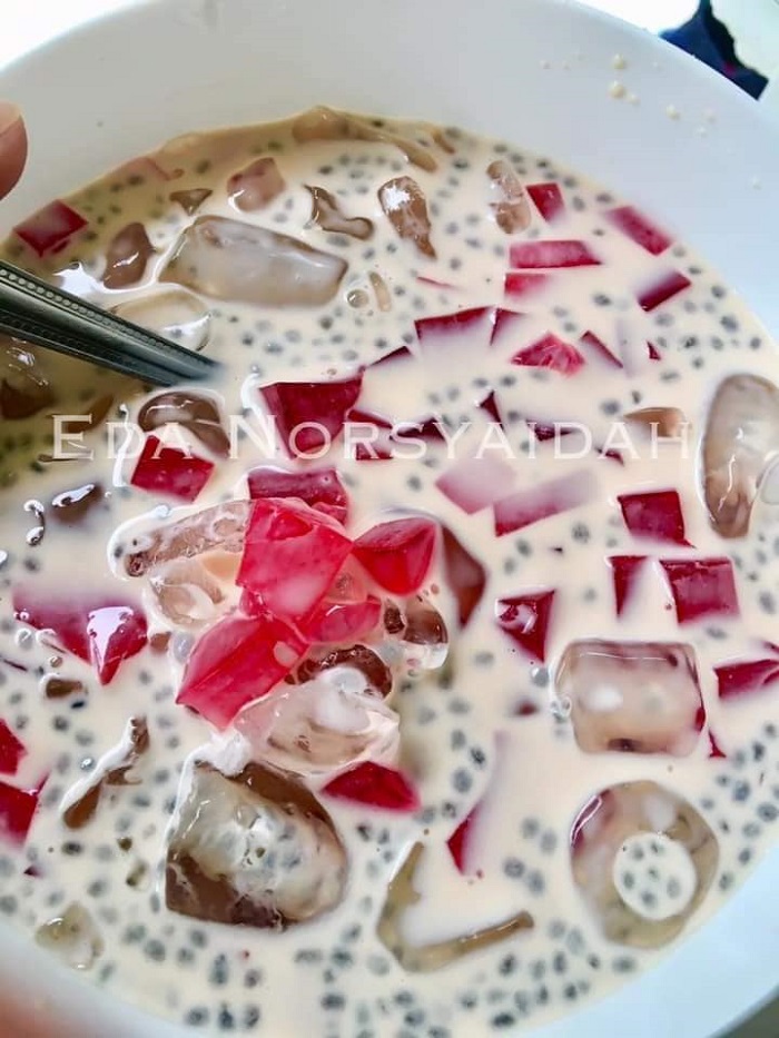 Segelas minuman Thai Milk sejuk dengan jelly dan biji selasih.