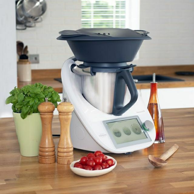 Gambar peralatan dapur pintar Thermomix TM6 diletakkan di atas kaunter dapur.