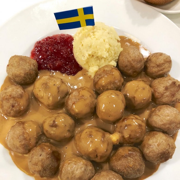 Hidangan meatball bersama sos gravy ala IKEA yang sedap dan menggemaskan.