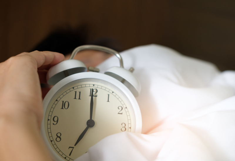 Wanita sedang tidur dengan lena di atas katil yang selesa untuk kesihatan.