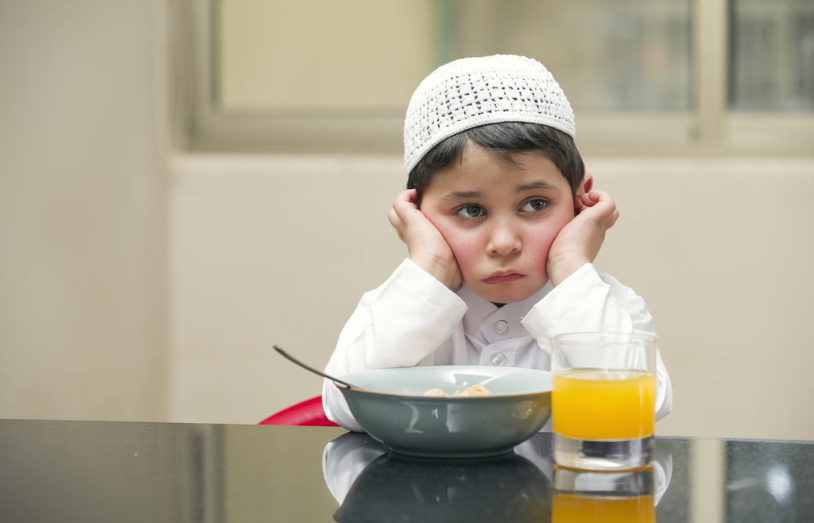 Ibu bapa mengajar anak kecil berpuasa dengan cara yang seronok dan kreatif