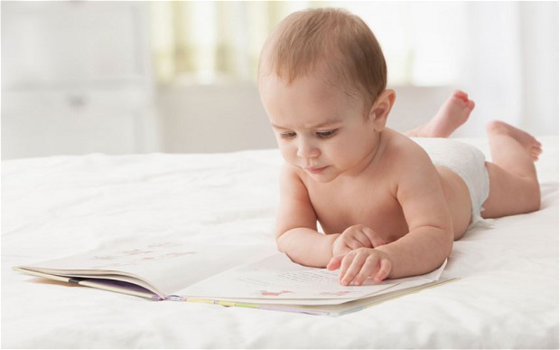 Ibu membaca buku cerita kepada anak kecil sebagai tips membaca buku bersama keluarga