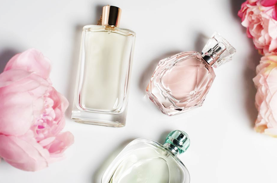Gambar pelbagai botol minyak wangi sebagai panduan memilih wangian sesuai personaliti.