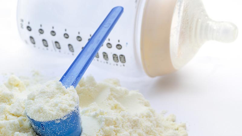 Gambar kotak susu formula bayi dengan panduan mengenali ciri bungkusan susu tiruan.