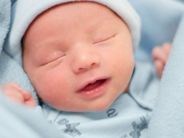 Gambar bayi sedang disusukan oleh ibunya sebagai panduan tips menyusu.