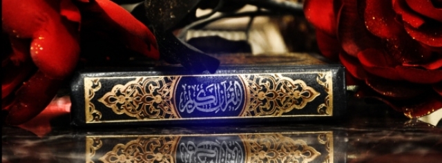 Ilustrasi kanak-kanak membaca Al-Quran dengan ibu bapa