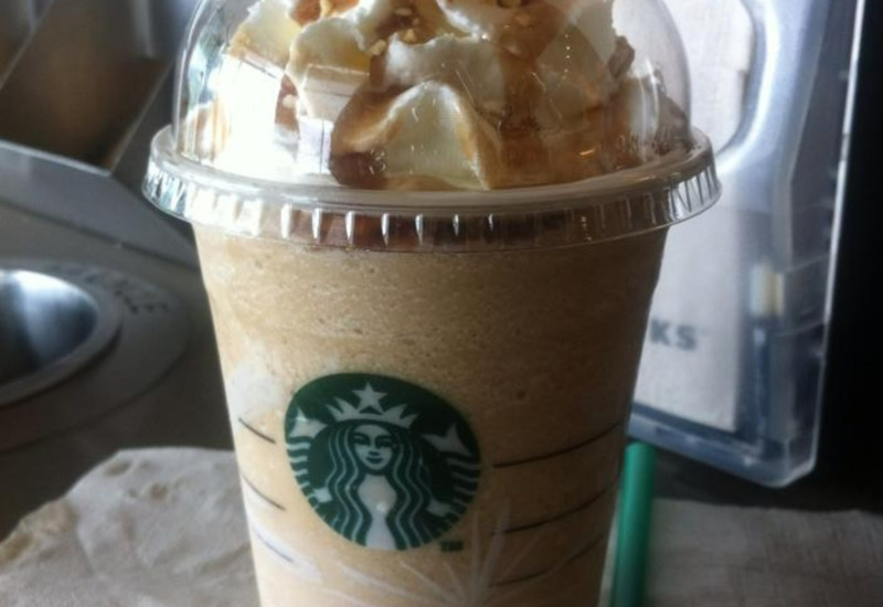 Toffee Nut Frappe dengan rasa kacang toffee