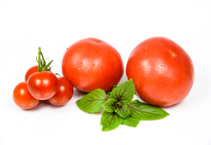 Pelbagai bahan semula jadi seperti tomato, avocado dan madu untuk membuat DIY masker muka di rumah.