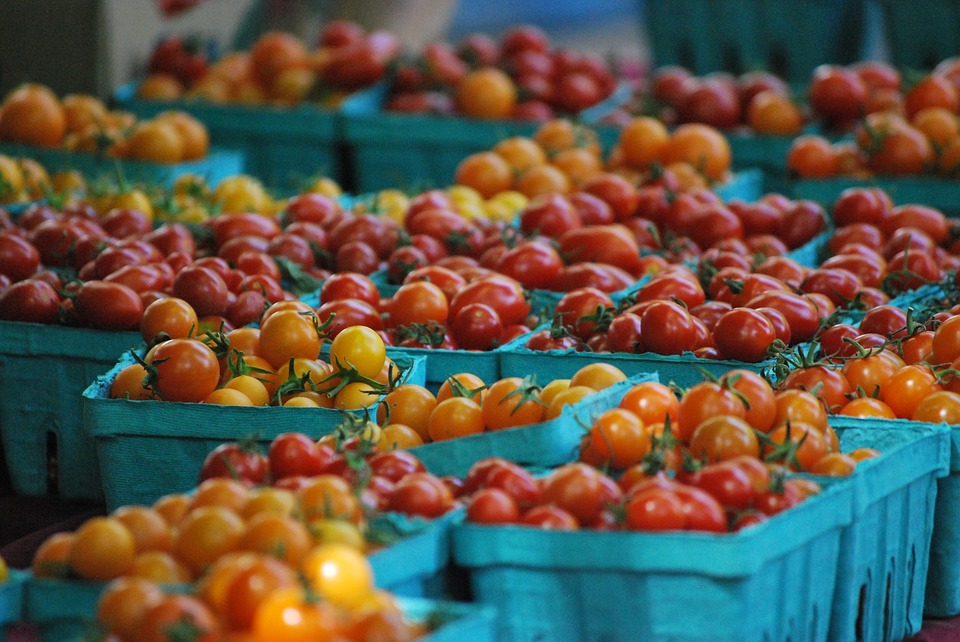 Tomato segar dijual di pasar