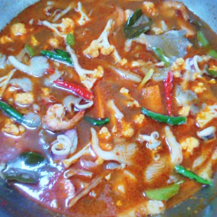 Sepinggan hidangan tom yam campur yang pekat dengan ayam, udang, sotong dan sayuran
