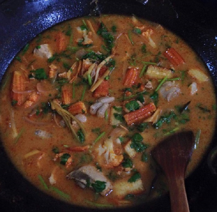 Sepinggan sup tom yam pekat berkuah merah dengan ayam, sayur dan cendawan.