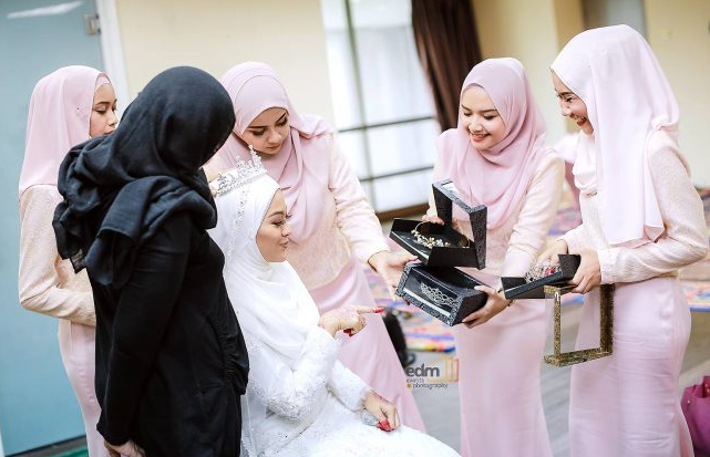 Bridesmaid membantu menyusun kelengkapan persiapan pengantin
