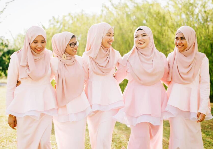 Sekumpulan bridesmaid berpakaian sedondon bergaya di sisi pengantin perempuan.