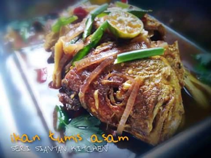 Ikan nyok nyok goreng tumis asam dengan kuah pedas